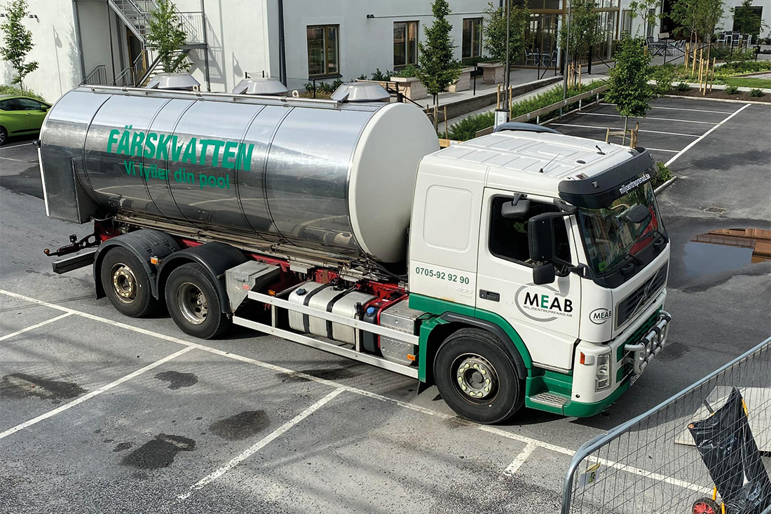 Tankbil med färskvatten levererar dricksvatten i Uppsala med omnejd