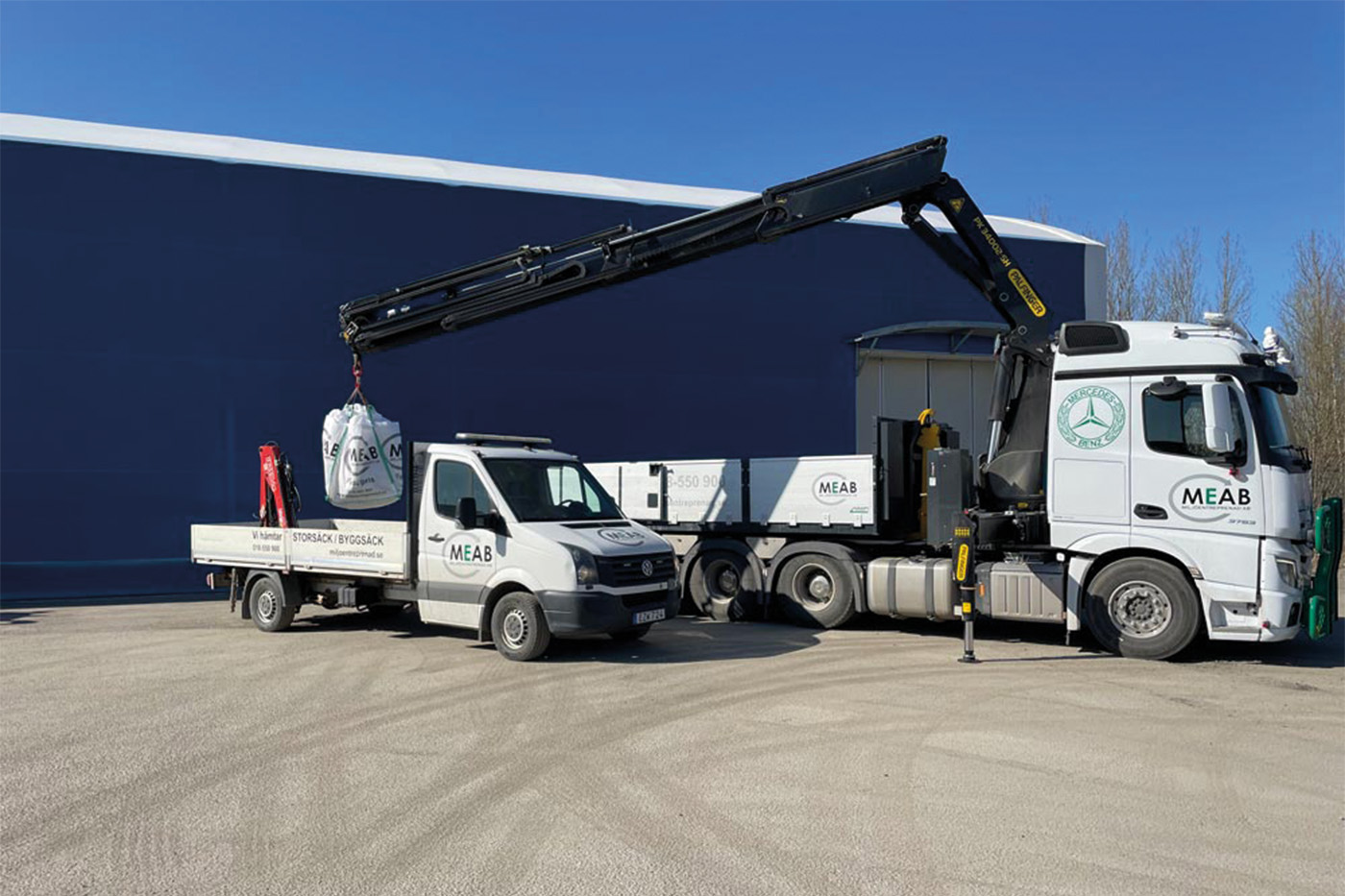 Hämtning av byggsäck med kranbil i Uppsala
