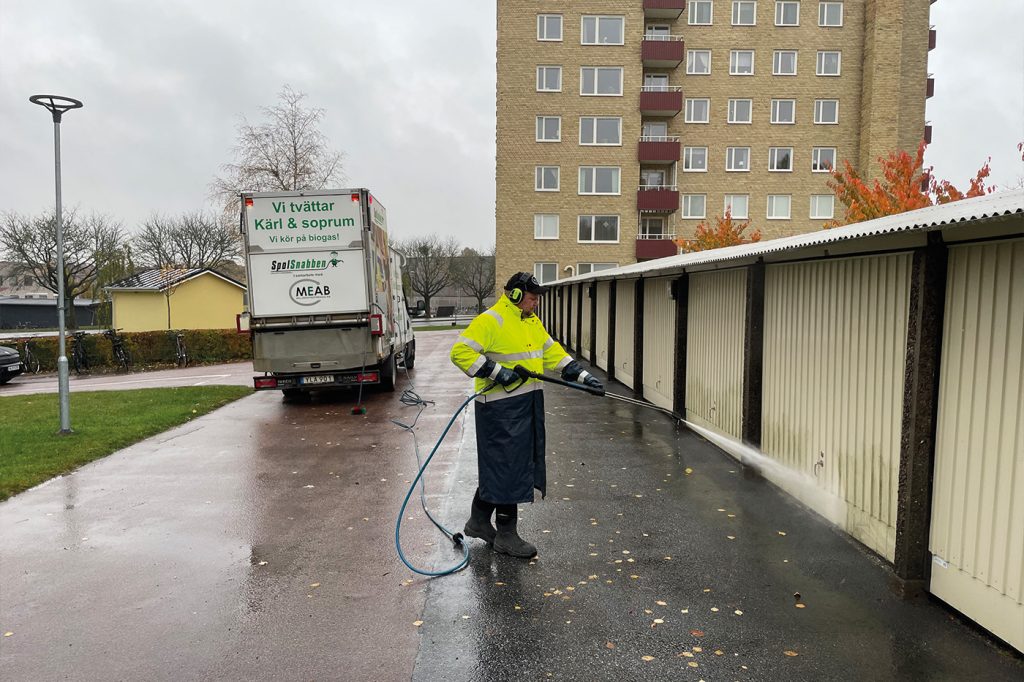 Tvätt av garageport i Uppsala